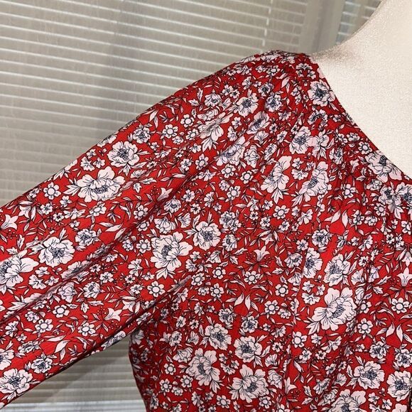 StJohn’s Bay 2X Classic All American Colors Red Blue White Floral V-Neck Blouse - Picture 5 of 12